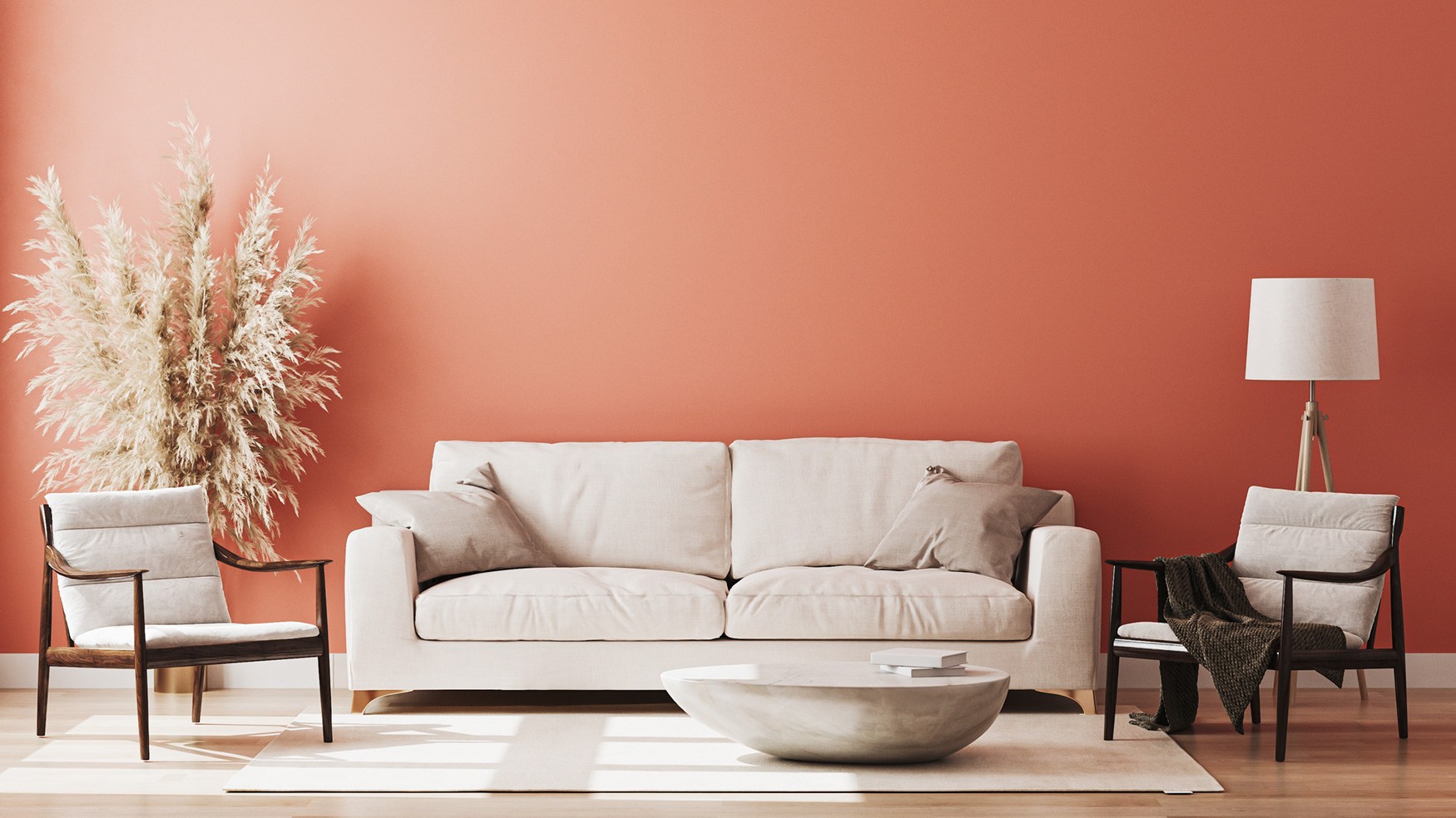 Orange-rote Wohnzimmerwand kombiniert mit einem cremeweißen Sofa 