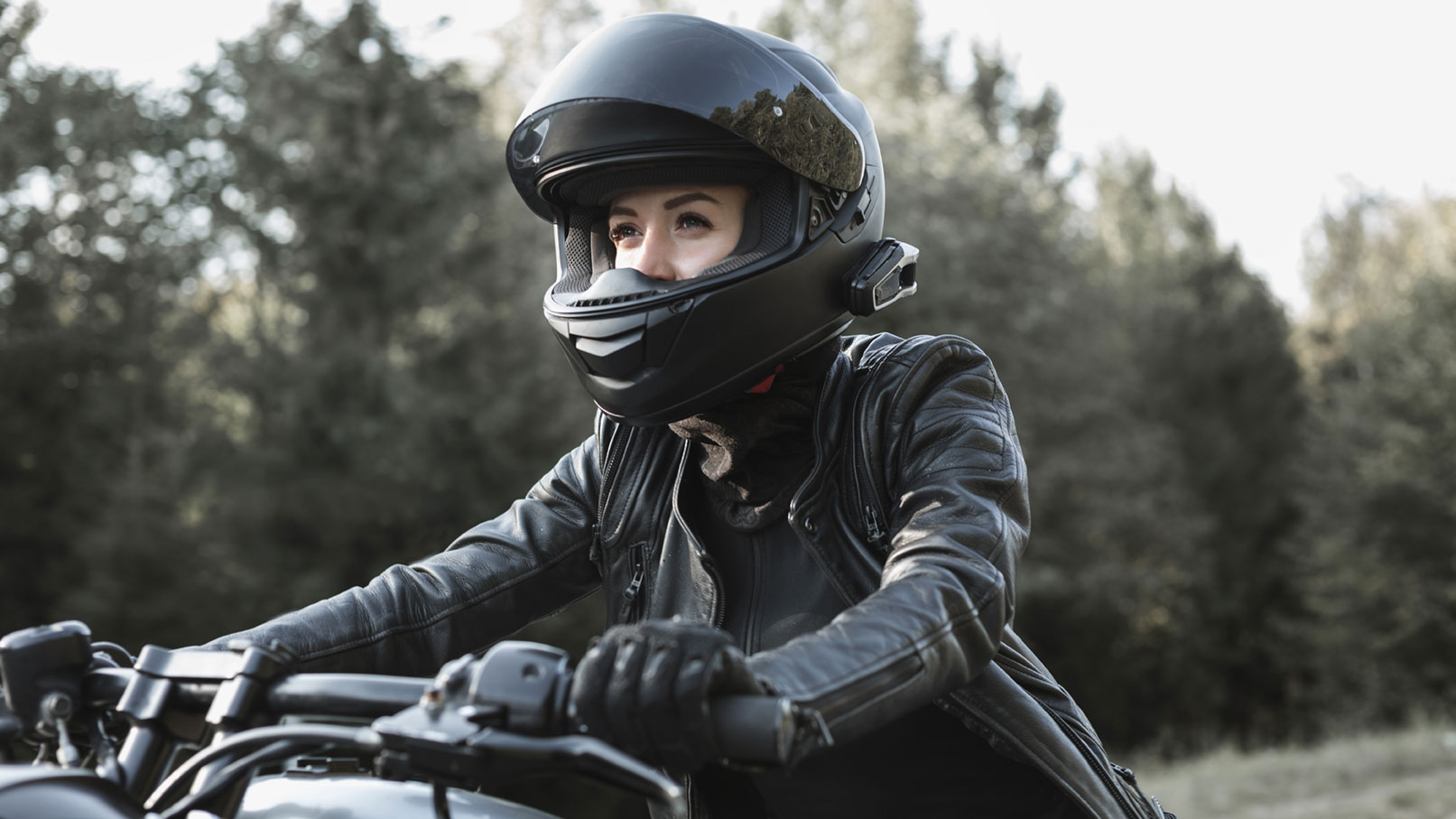 Eine Motorradfahrerin mit entsprechender Ausrüstung.