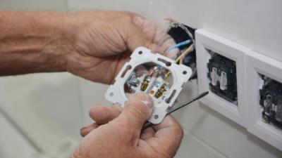 Steckdose anschließen – eine Aufgabe für Elektriker - PARTNERHANDWERKER.DE
