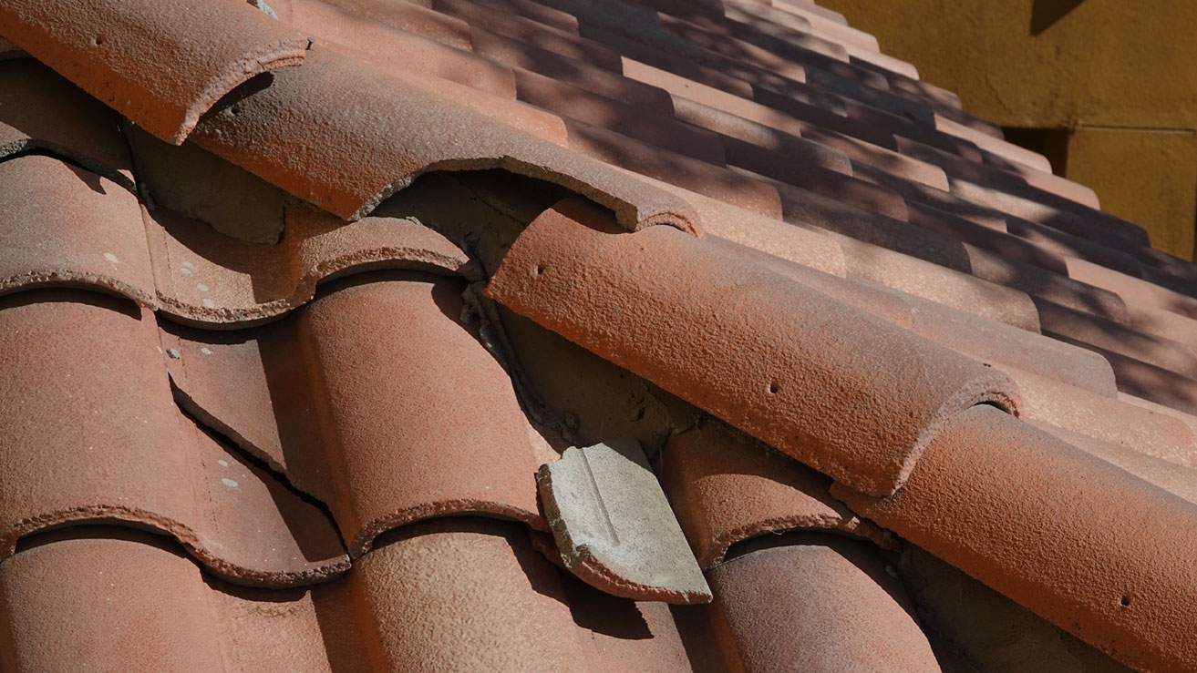Dass die Dacheindeckung mit der Zeit brüchig wird, lässt sich nicht verhindern.
