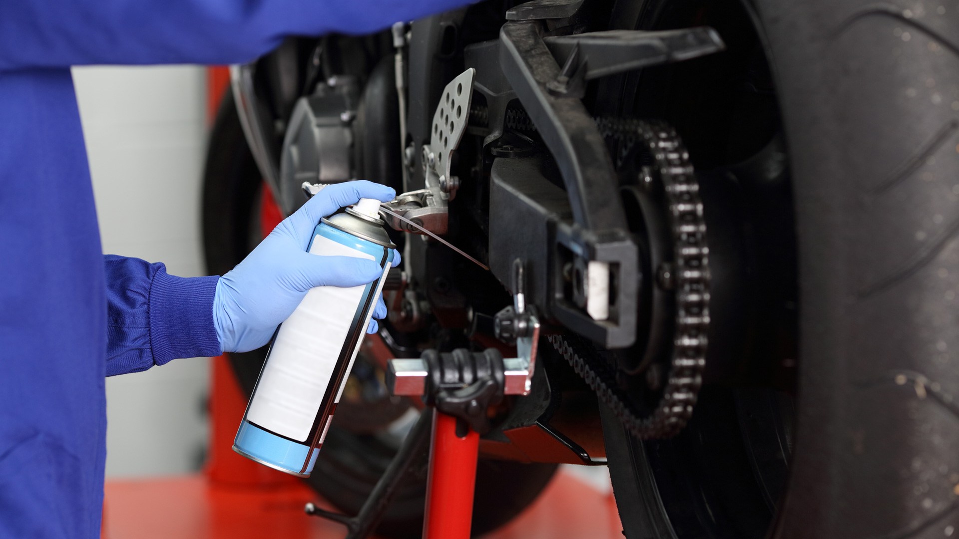 Schmier- und Reinigungsmittel für Motorradketten sind häufig in Sprühdosen mit Sonde enthalten. 