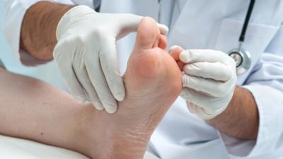 Fußpilz behandeln – dauerhafter Erfolg dank professioneller Behandlung - PARTNERHANDWERKER.DE