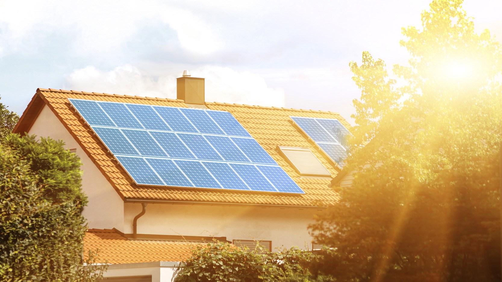 Auch die Integration erneuerbarer Energien kann Teil einer energieeffizienten Dachrenovierung sein. 