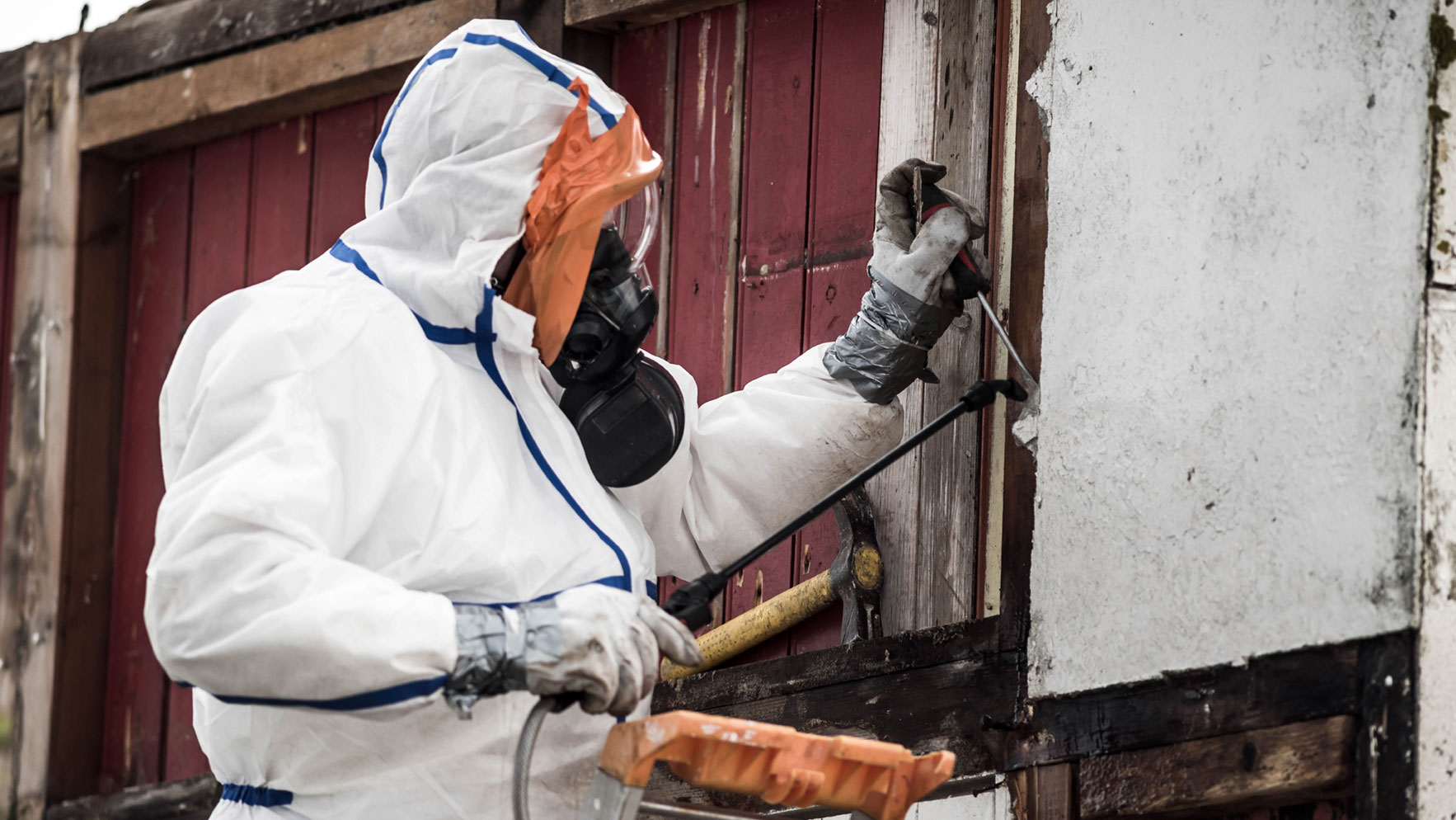Für die Entfernung von Asbest sind Sicherheitsvorkehrungen wie das Tragen eines Schutzanzuges und einer filtrierenden Gesichtsmaske notwendig.